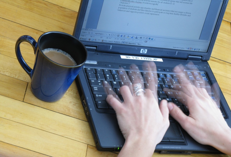 coffee-laptop-typing